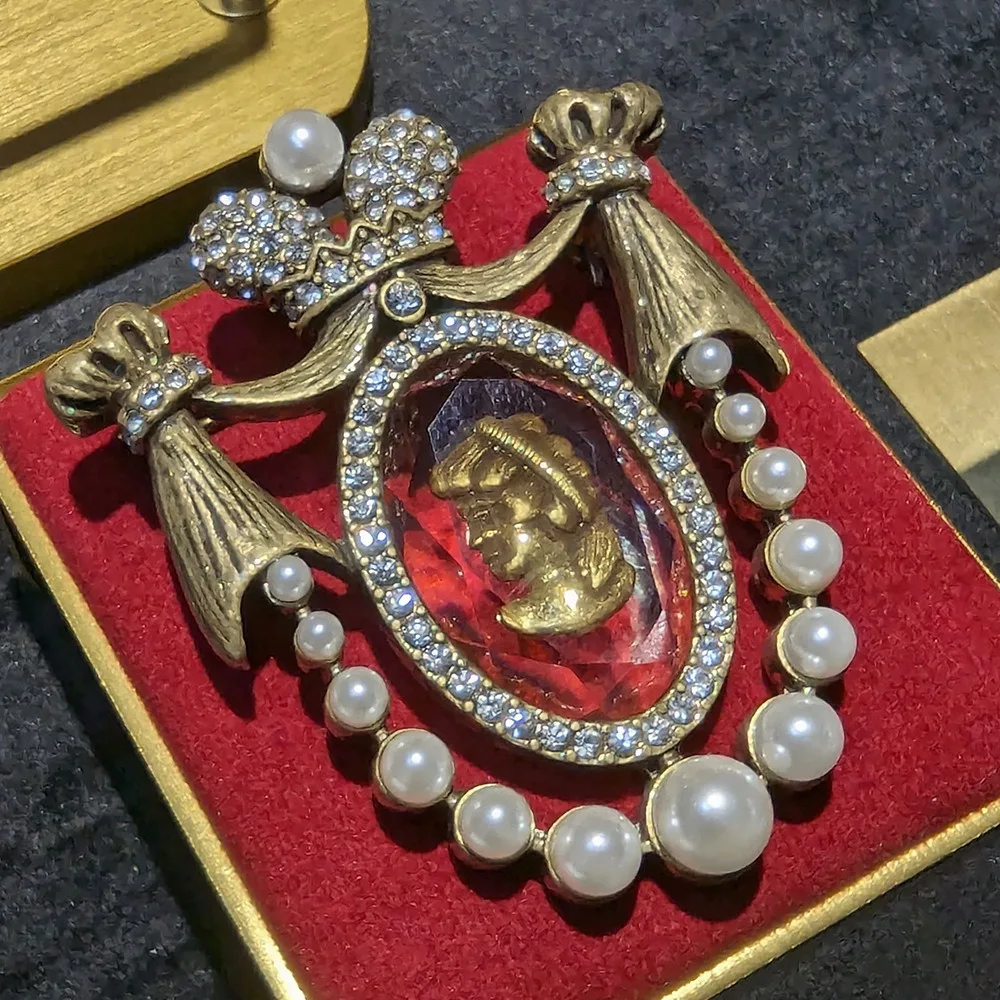 

Средневековая ретро-роскошная женская брошь в дворцовом стиле с драгоценным камнем и жемчугом, дизайнерская роскошная женская брошь в стиле барокко с жемчугом в стиле ретро