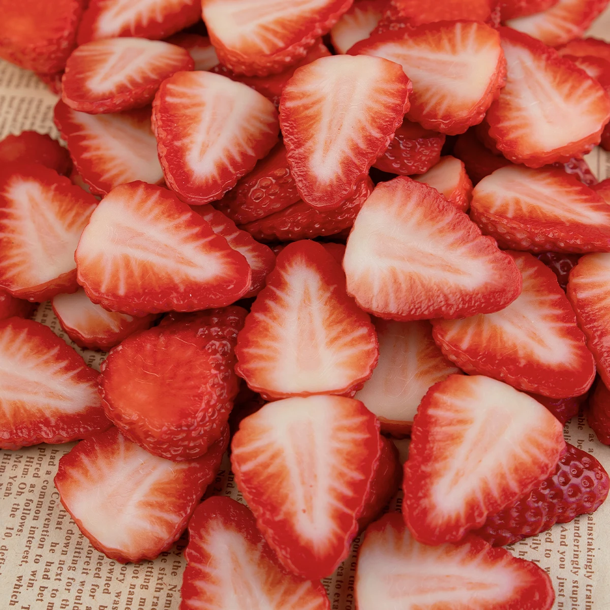 Artificial Strawberry Slices PVC Strawberry Slice Prop Fake Fruit Kid\'s Toys Lifelike Fake Fruit For Display Table Decoration
