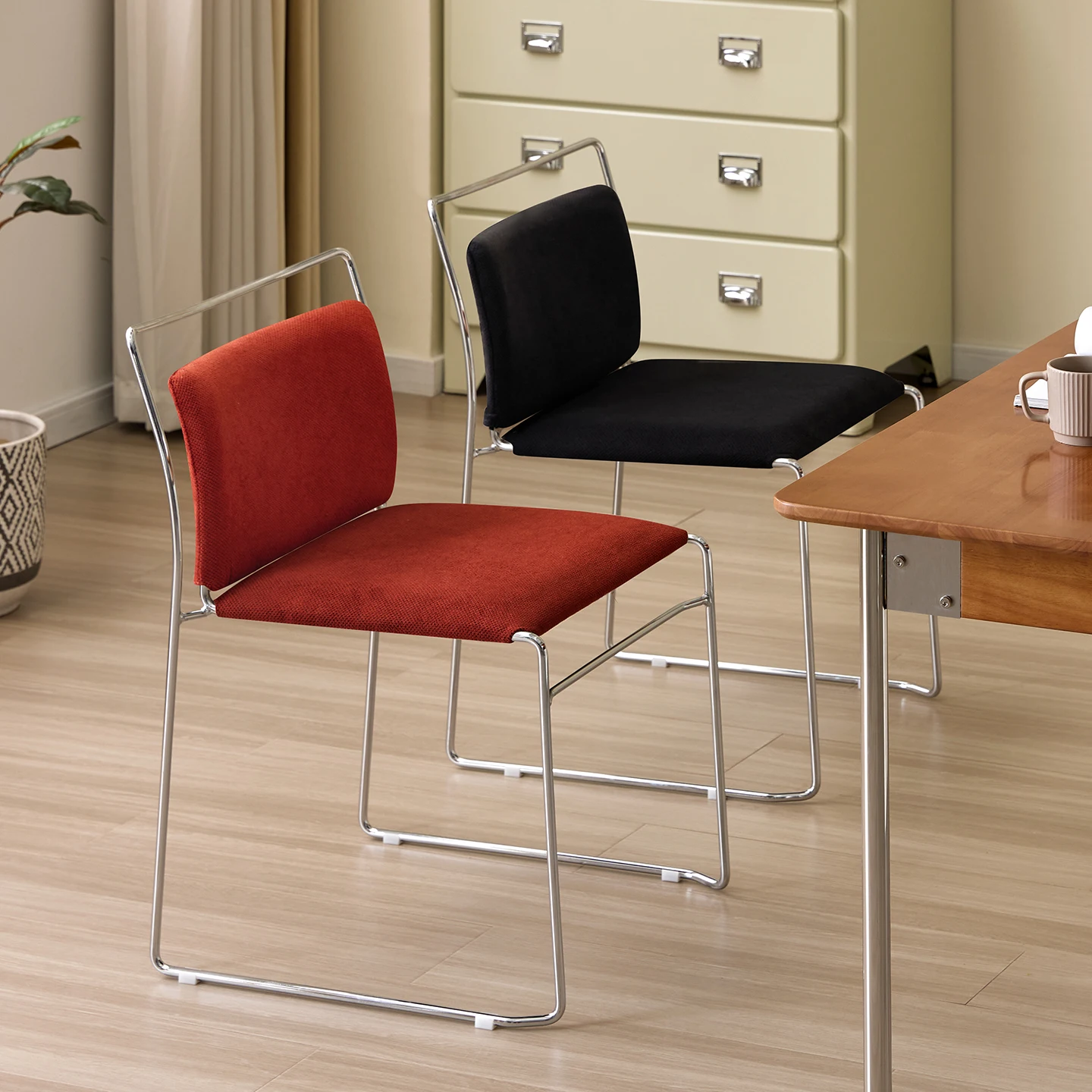 كرسي طعام خفيف فاخر عالي الإحساس قابل للتكديس طاولة طعام من الحديد المطاوع الرجعية شقة صغيرة منزل جديد كرسي باوهاوس البسيط