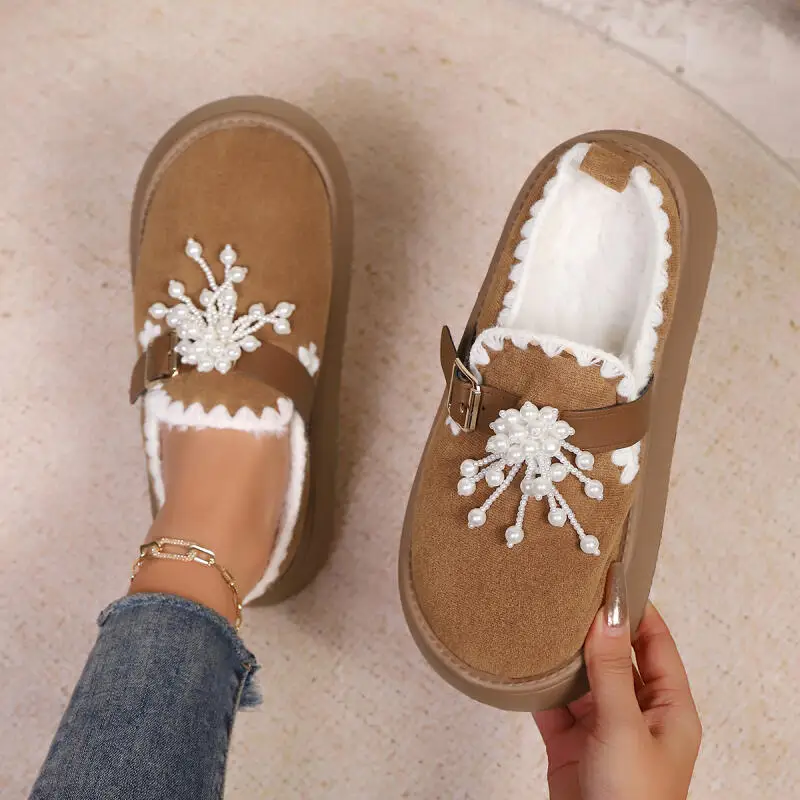 الفاخرة اللؤلؤ سلسلة سميكة القاع الجلد المدبوغ البغال النعال النساء 2025 شتاء دافئ أفخم عدم الانزلاق شبشب منزل المرأة المنزل الشرائح