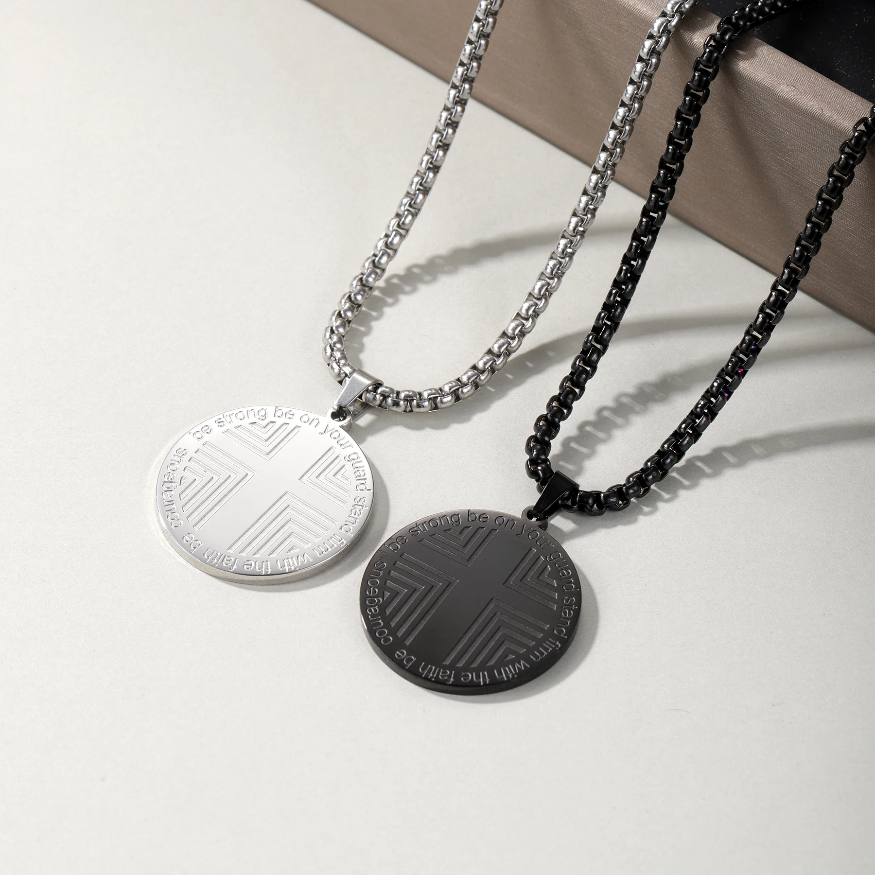 HY Quality Fashionable Medal Round Necklaces for Men Personality Men's Necklace with Box Chain Casual Vintage Cool Trend Jewelry