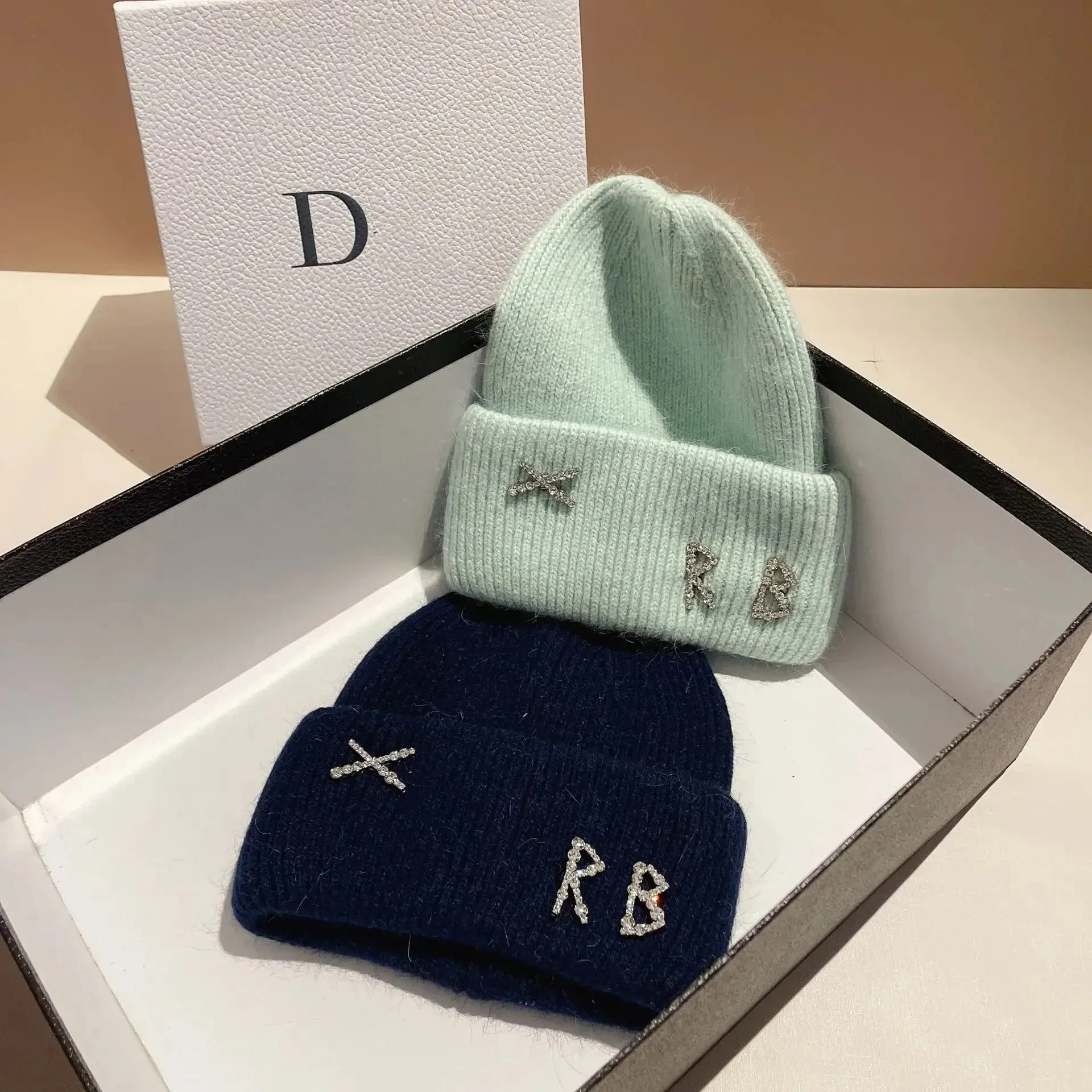 Neue Echte Modische Kaninchenhaar-Diamant-Buchstaben-Mütze, Warme Strickmütze für Damen, Designer-Freizeitmütze, Skimütze – Detail 3