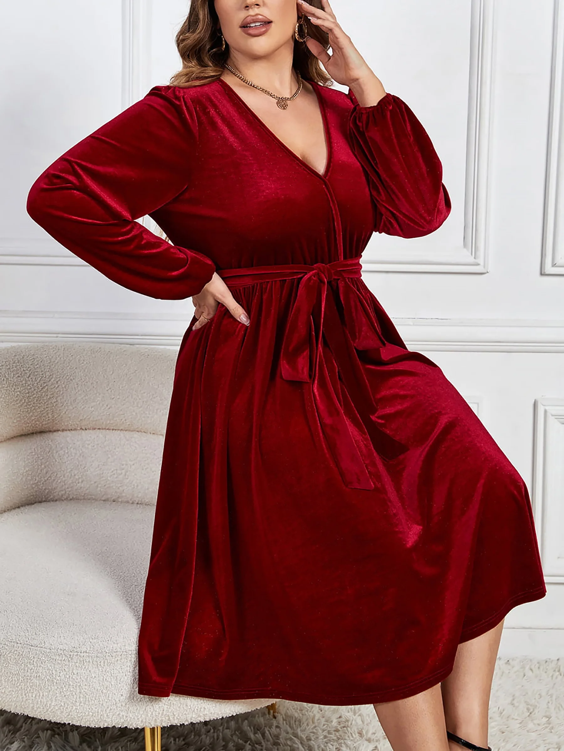 Vestido midi de terciopelo de talla grande con cuello en V y manga larga para mujer con lazo en la cintura en rojo elegante