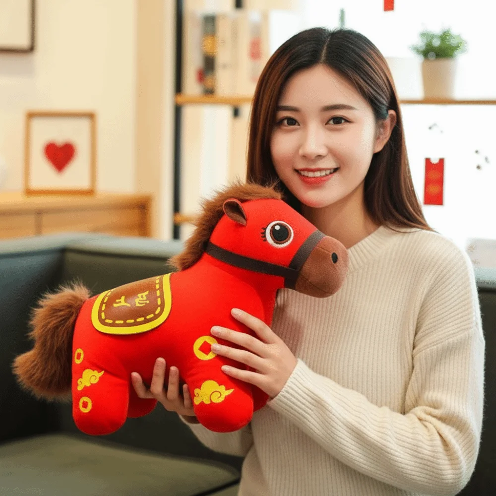 ตุ๊กตาม้าแดง ปีม้า 2026 ตุ๊กตาม้าการ์ตูนนุ่มนิ่ม พิมพ์ลายตัวอักษร ของตกแต่งปีใหม่ ตุ๊กตาสัตว์นำโชคสำหรับเด็ก