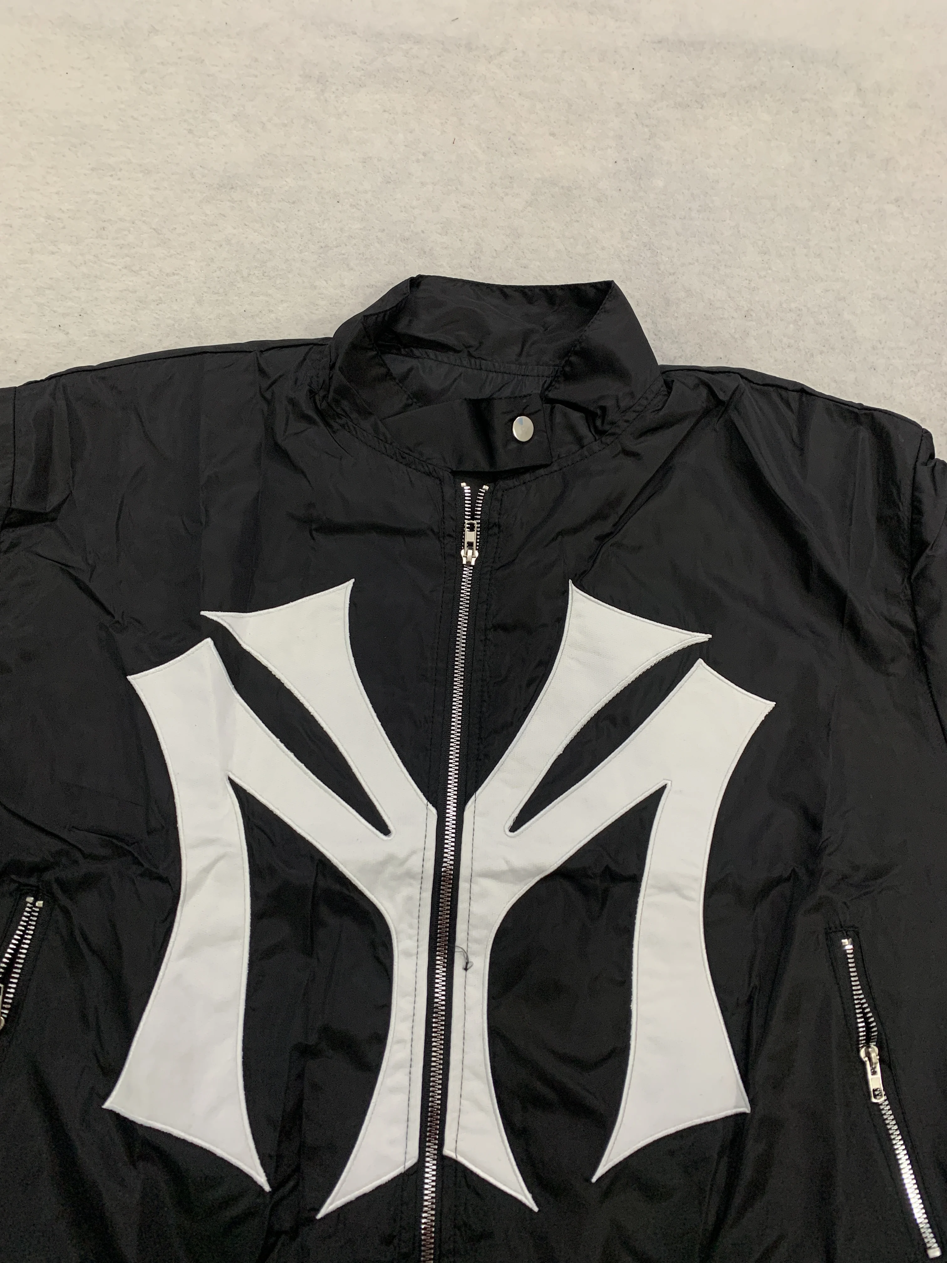 Kurze Jacke mit Oversize-Puffärmeln, Stehkragen, durchgehendem Reißverschluss, mehreren Reißverschlusstaschen und großem Logo-Print für Herren, Street-Skate-Alltagsoutfit. – Detail 4