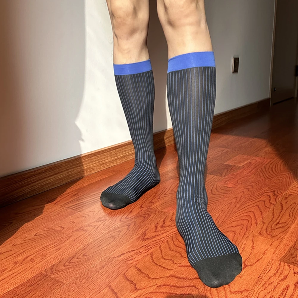 Skarpety męskie w paski do garnituru biznesowego, na formalne okazje, czerwone, prześwitujące, długie, skarpety męskie.