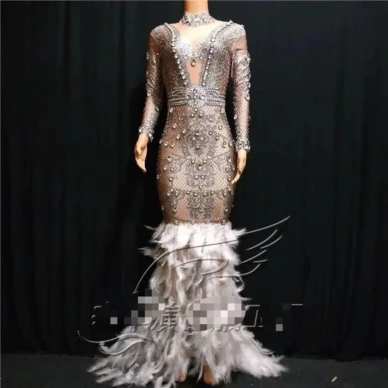 Vestido de cola de plumas blancas de cristal brillante para mujer, vestidos largos de diamantes plateados para fiesta de graduación de noche, disfraz de escenario de cantante