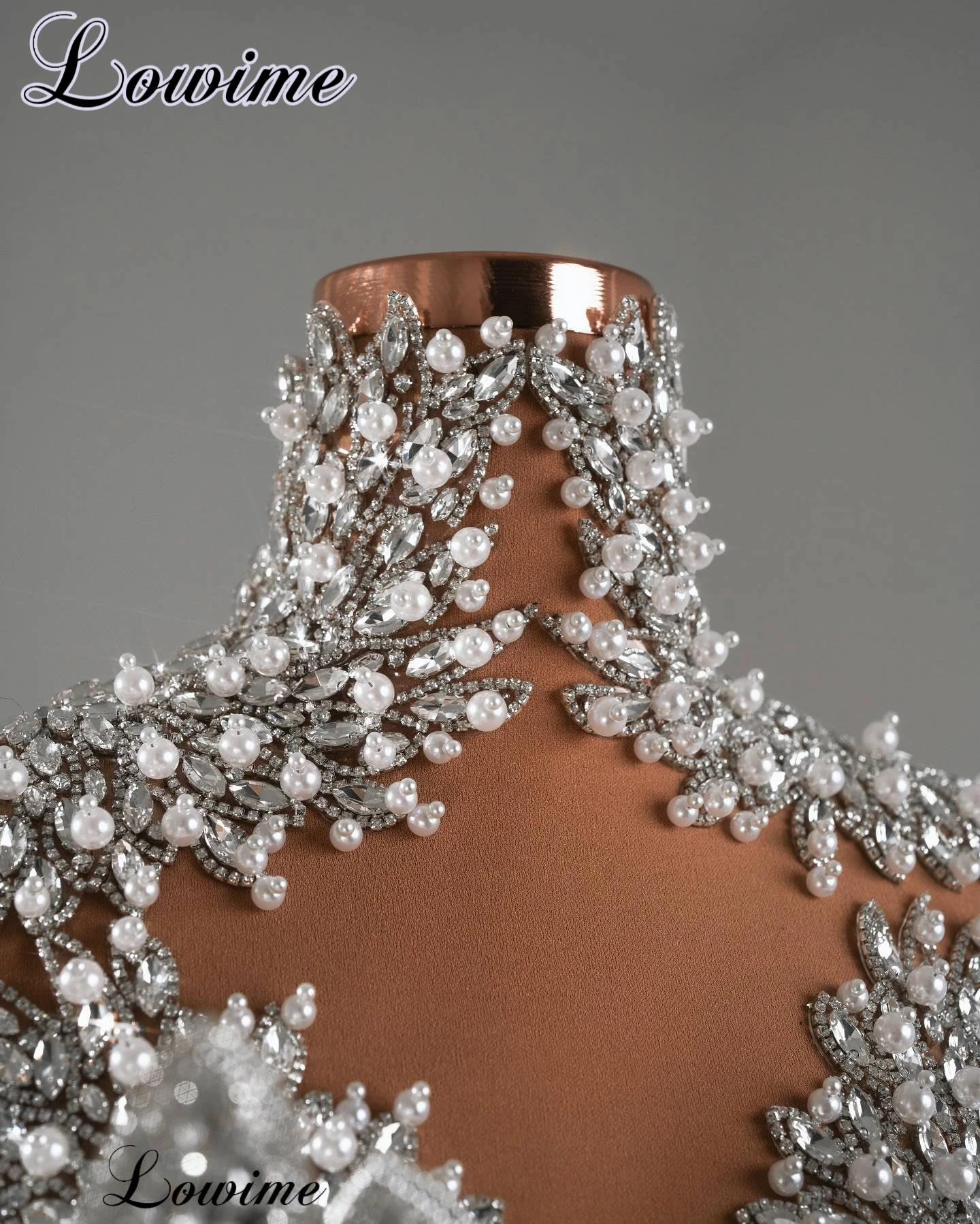 Abiti da sera bianchi di alta moda Cristalli a sirena Maniche lunghe Abiti da celebrità Abiti da festa Robes De Soirée personalizzati