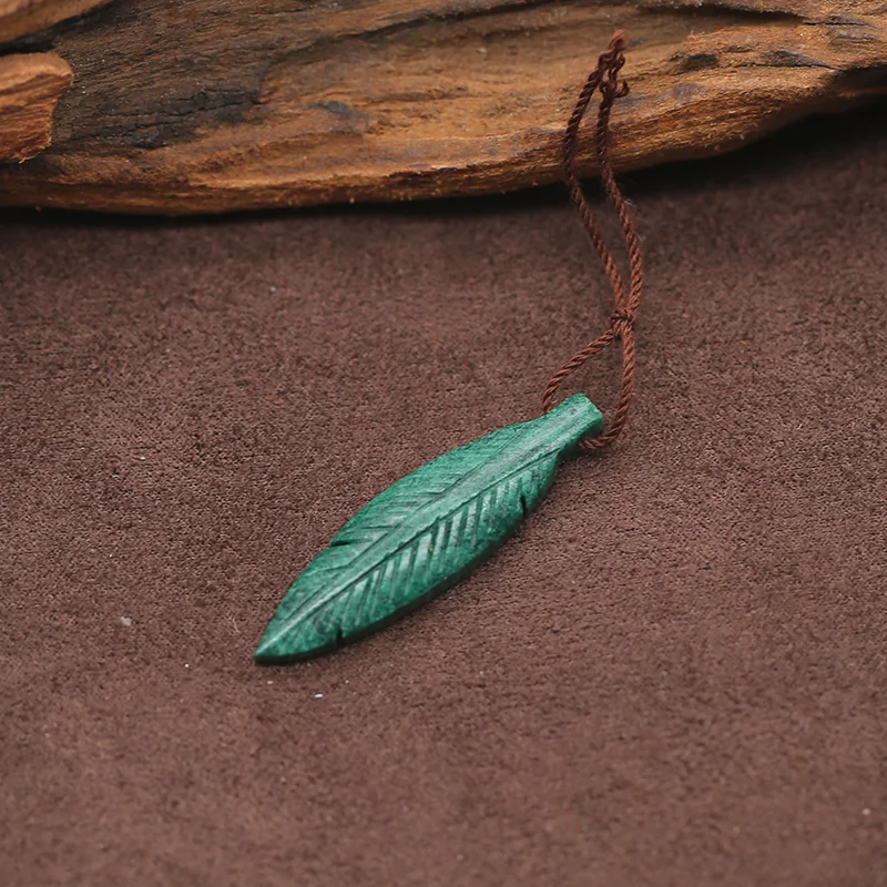 

Женский африканский нефритовый кулон ручной работы, бусина в форме листа, натуральный полудрагоценный камень, ювелирный аксессуар, 35x9x4 мм, 2,2 г