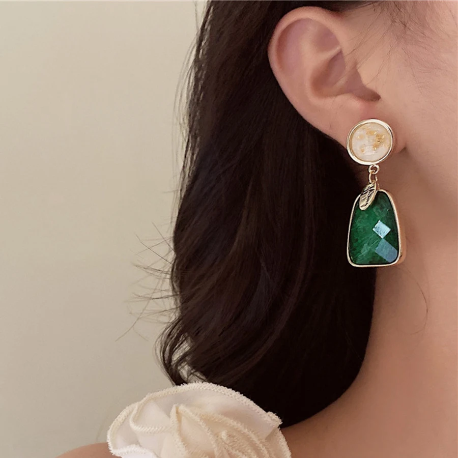 Fashion Contrast Green Retro Geometric Resin Earrings for Women\'s Non Pierced Mosquito Coil Ear Clips Daily Party Jewelry