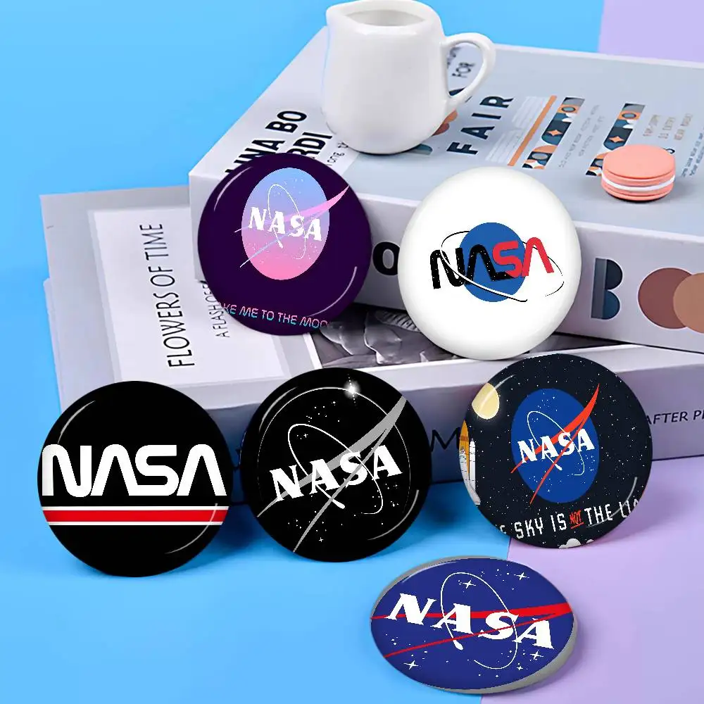 Pin de Metal Clássico N-NASA-A Personalizado com Personagem de Anime, Broche Retrô, Emblema de Gola de Desenho Animado, Presente de Joia para Fãs