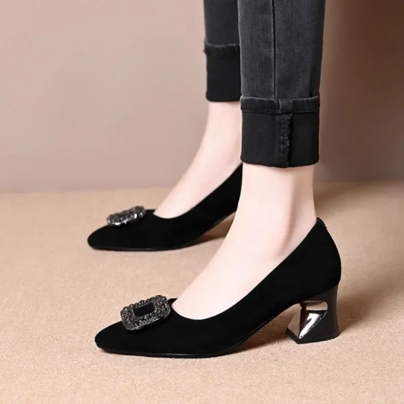 Zapatos de mujer Damen-Schuhe mit spitzer Zehenpartie, weiches schwarzes Wildleder, hochwertige Schuhe mit quadratischem Absatz, Damen-Arbeitspumps, Sapatos femininas b675