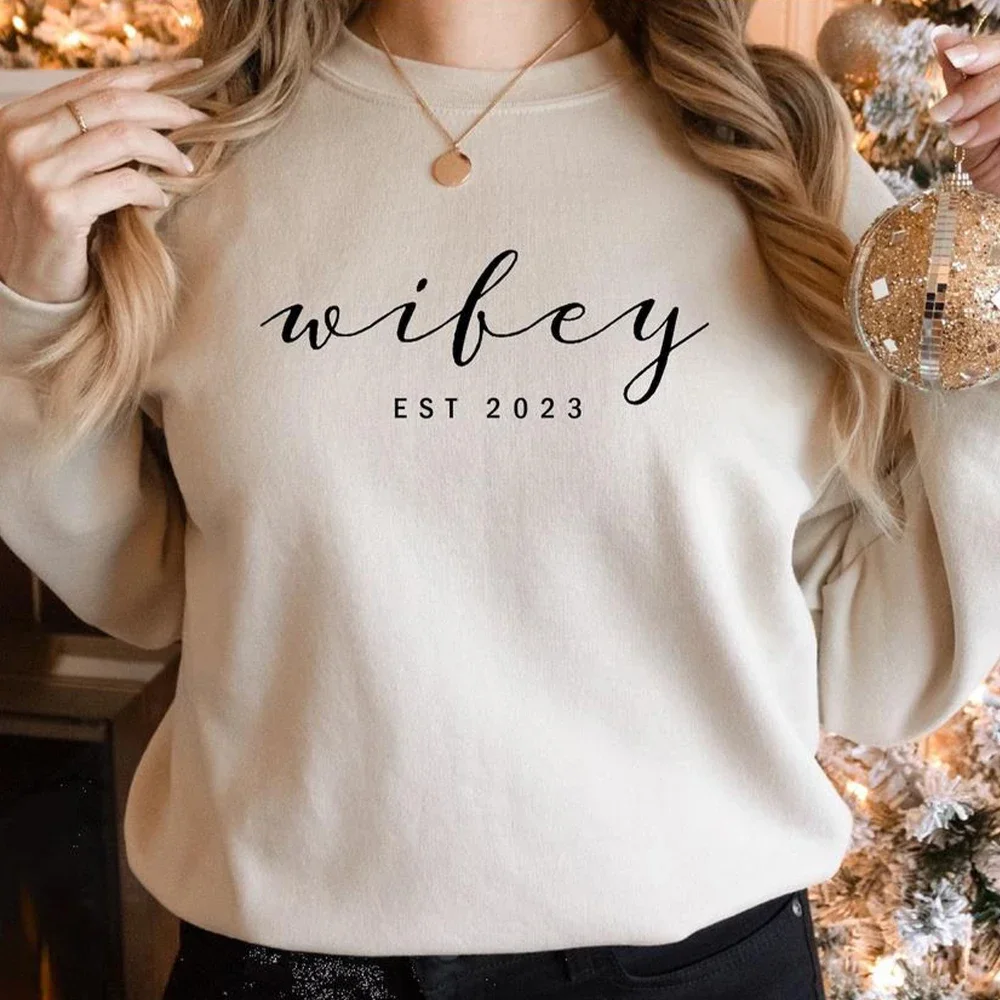 

Wifey EST 2024 Sweatshirts Wedding Sweater Bridal Shirts Funny Wife Tee Gift for Her Women Trendy Aesthetic Hoodies Tops