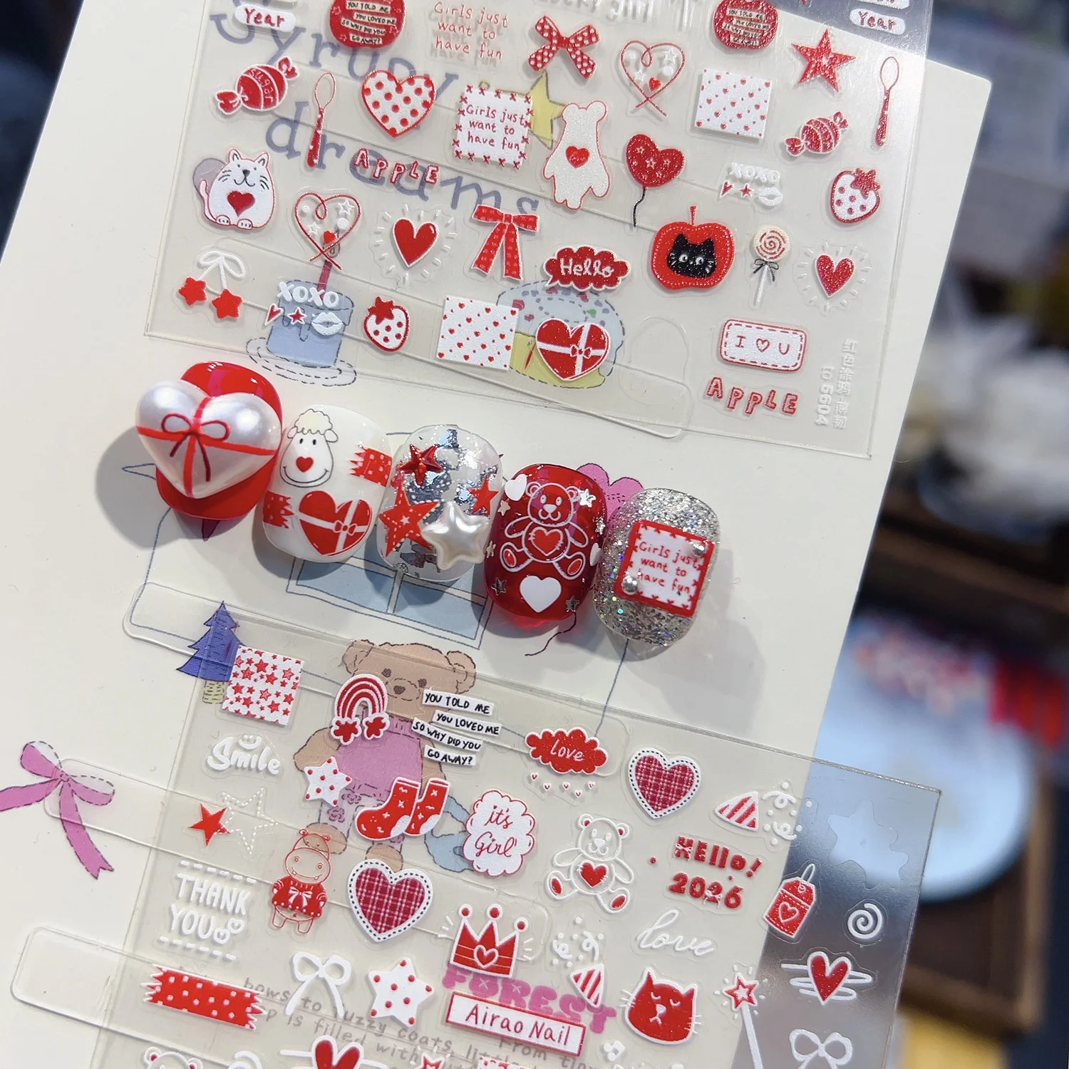5D Retro Niedliche Nagelaufkleber Rot-Weiß Apfel Erdbeere Liebesherz Schleife Katzenporträt Selbstklebende Nagelkunst-Sticker Täglicher Bedarf