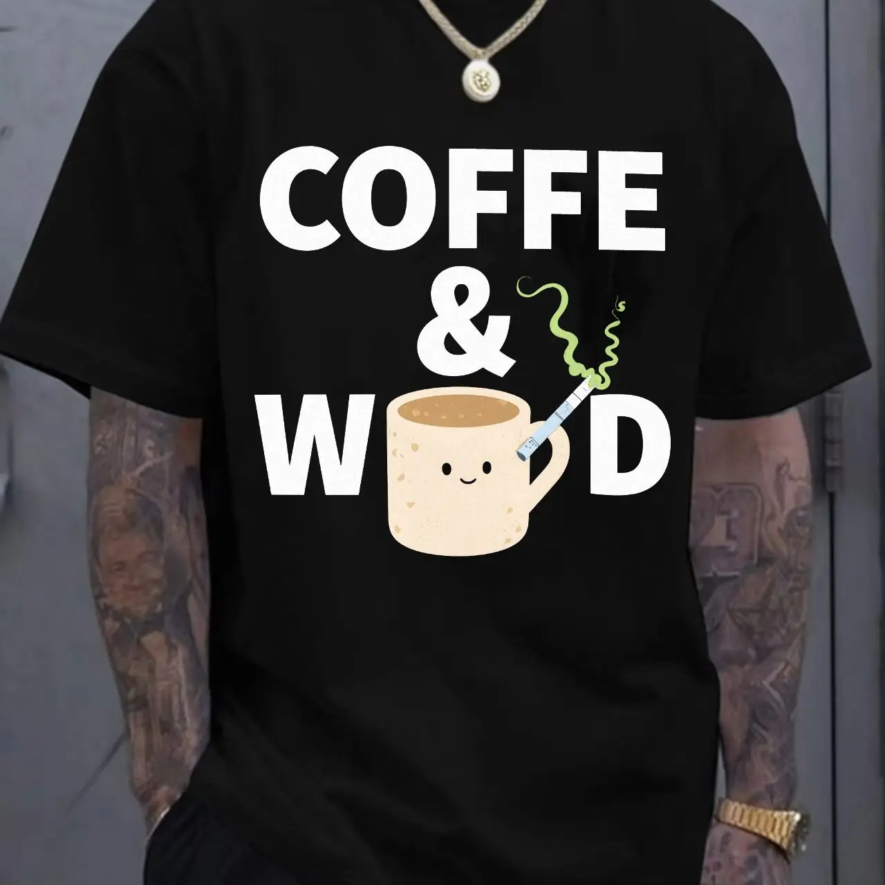 

Белая футболка с круглым вырезом и рисунком кофе и мультфильма — кружка «COFFE» «WOD» с текстом и кофе со шприцом и иллюстрацией пара, Cas