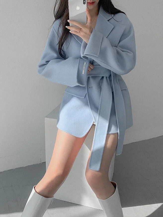 เสื้อโค้ทขนสัตว์สีน้ำเงินสไตล์เรโทรสำหรับผู้หญิง ดีไซน์เก๋ไก๋ ปกเสื้อแบบลาペル ไซส์เล็ก คาดเข็มขัดรัดเอว ทรงตรงยาว เหมาะสำหรับใส่ทำงาน