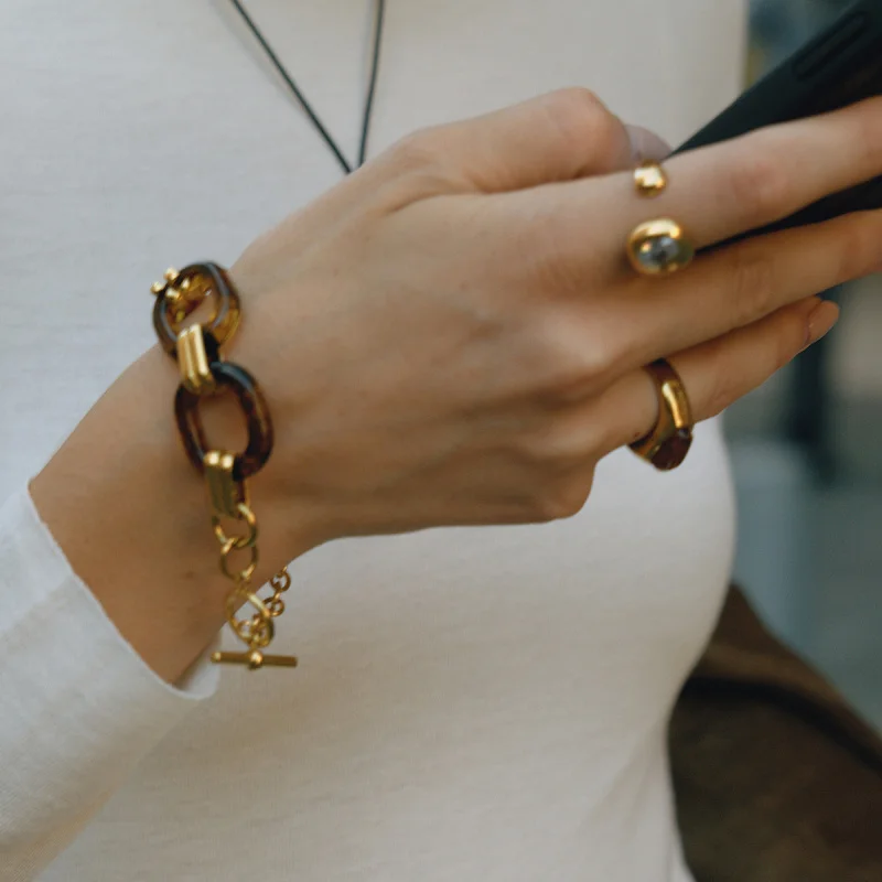 

Легкий роскошный браслет на руку с пряжкой из титановой стали и янтарной смолы, не выцветающие ювелирные изделия