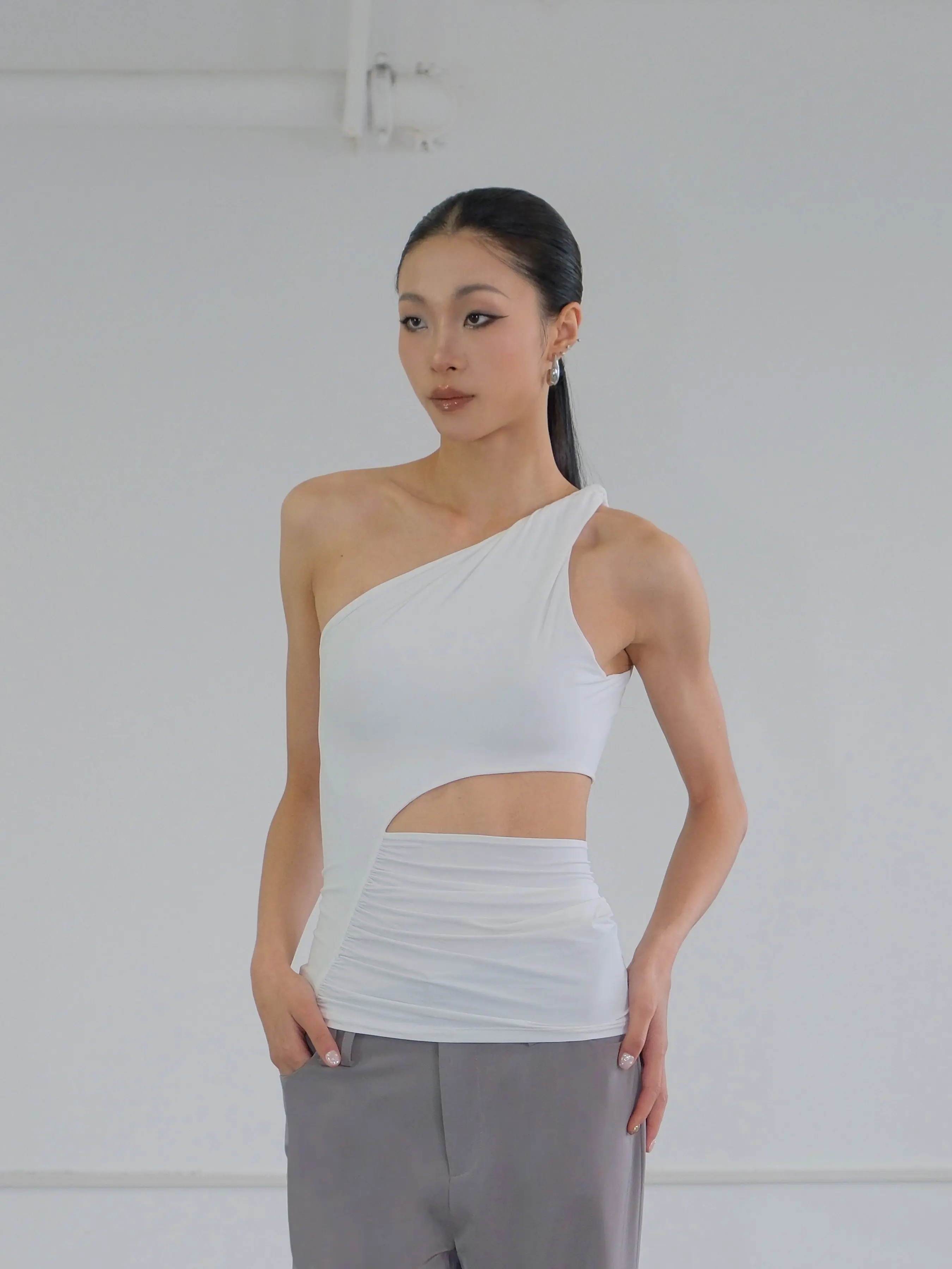 

Latin Dance Tops Costume White Sloping Shoulder Hollow Tops Modern Costume Practice Chacha Tango Samba Dance Clothes DQL10086