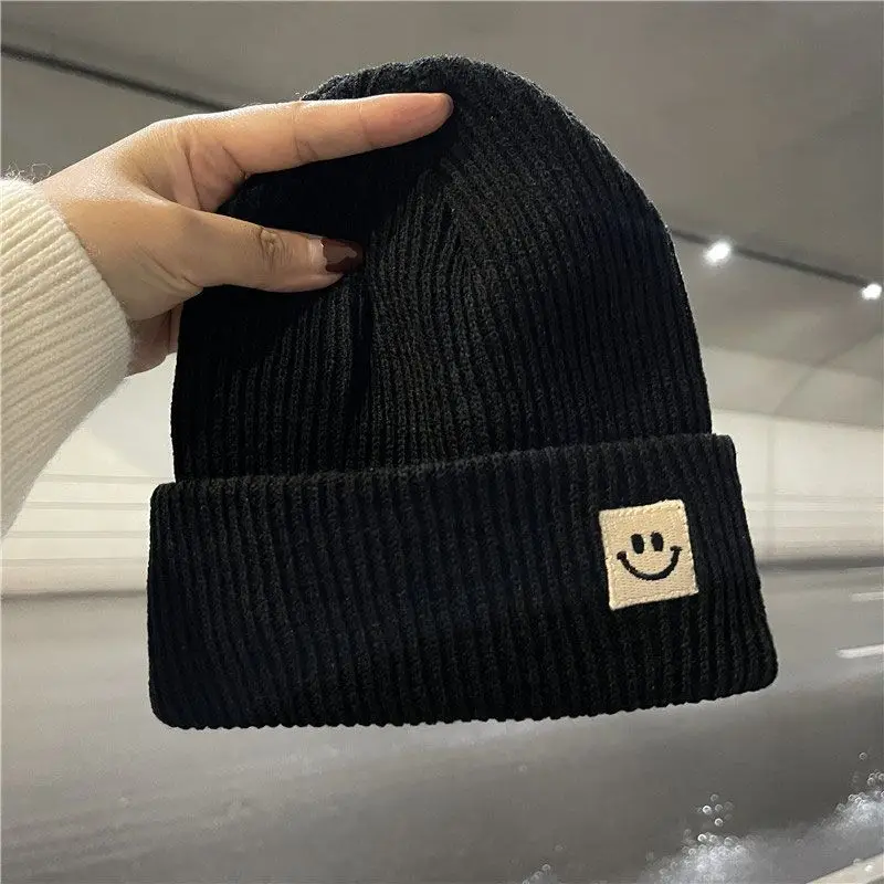 Japonês bonito smiley face marca preto chapéu de malha feminino outono e inverno quente tendência modelo versátil protetor de orelha chapéu de lã masculino