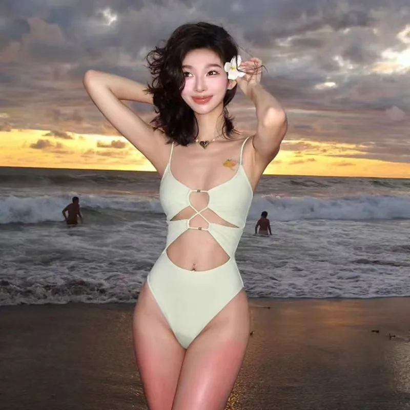 2025 Women One Piece Swimsuit 3D Flower Korea Style Bandeau Swimwear Beach Wear Padded Bathing Suit Holiday Monokini Summer