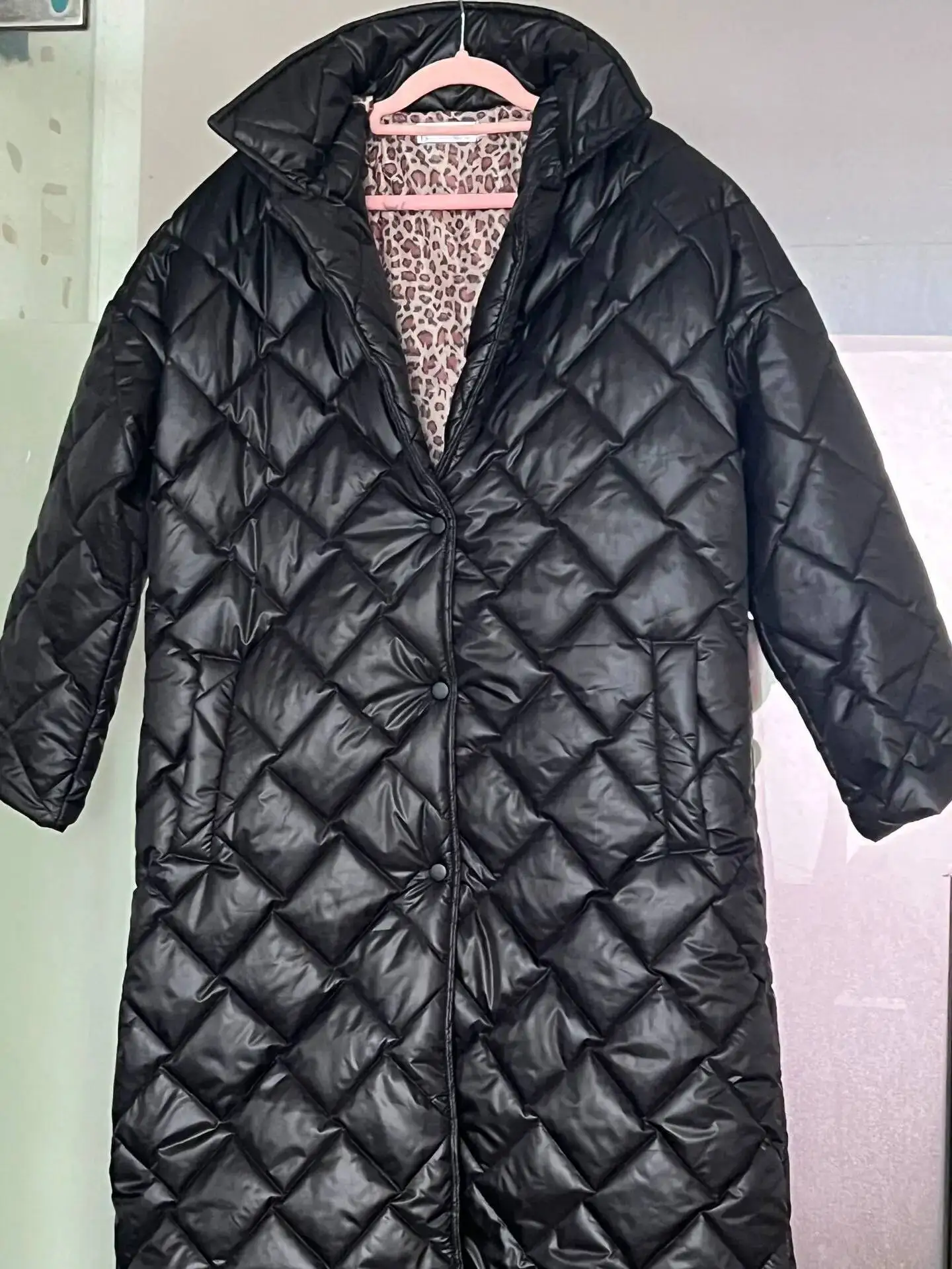 เสื้อผ้าผู้หญิงผ้ากำมะหยี่เงา รุ่นใหม่ ปี 2026 ทรงยาว สีพื้น มีกระเป๋า ความยาวระดับเข่า ลายตารางเพชร ผ้าฝ้าย ทรงหลวมและอบอุ่น