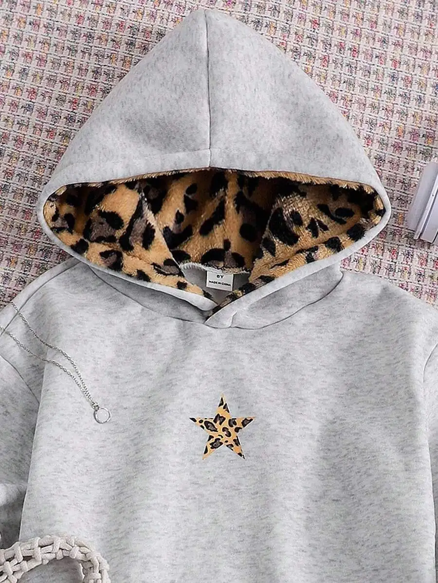 

Gray Hooded Sweatshirt with Leopard Print Star Applique and Fleece-Lined Hood