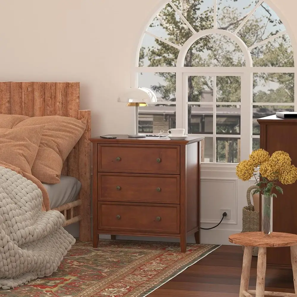 Mesa de cabeceira de madeira maciça Caramel com 3 gavetas e tomada de energia, armário alto para quarto: 16,8D x 27,6L x 26,8H
