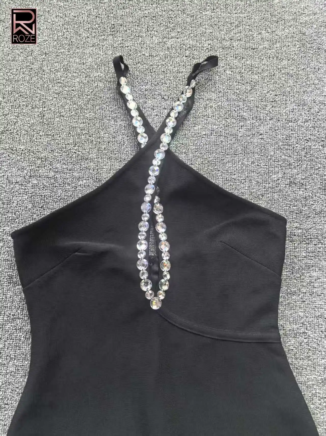 블랙 홀터 밴디지 드레스 - 깃털 장식 & 크리스탈, 새해 갈라 드레스