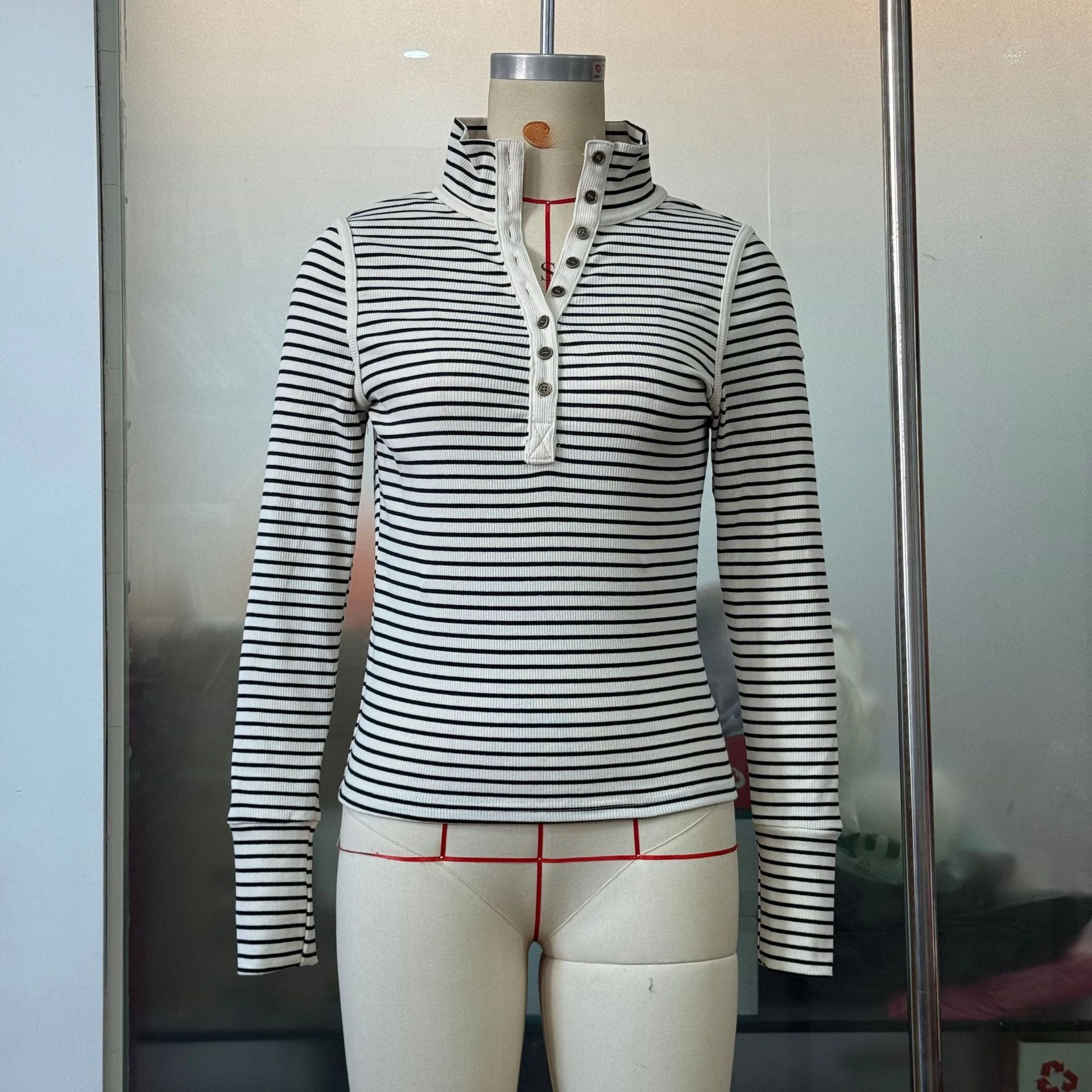 

2025 Новый ретро уличный повседневный вязаный топ в полоску с длинным рукавом и воротником-поло на пуговицах