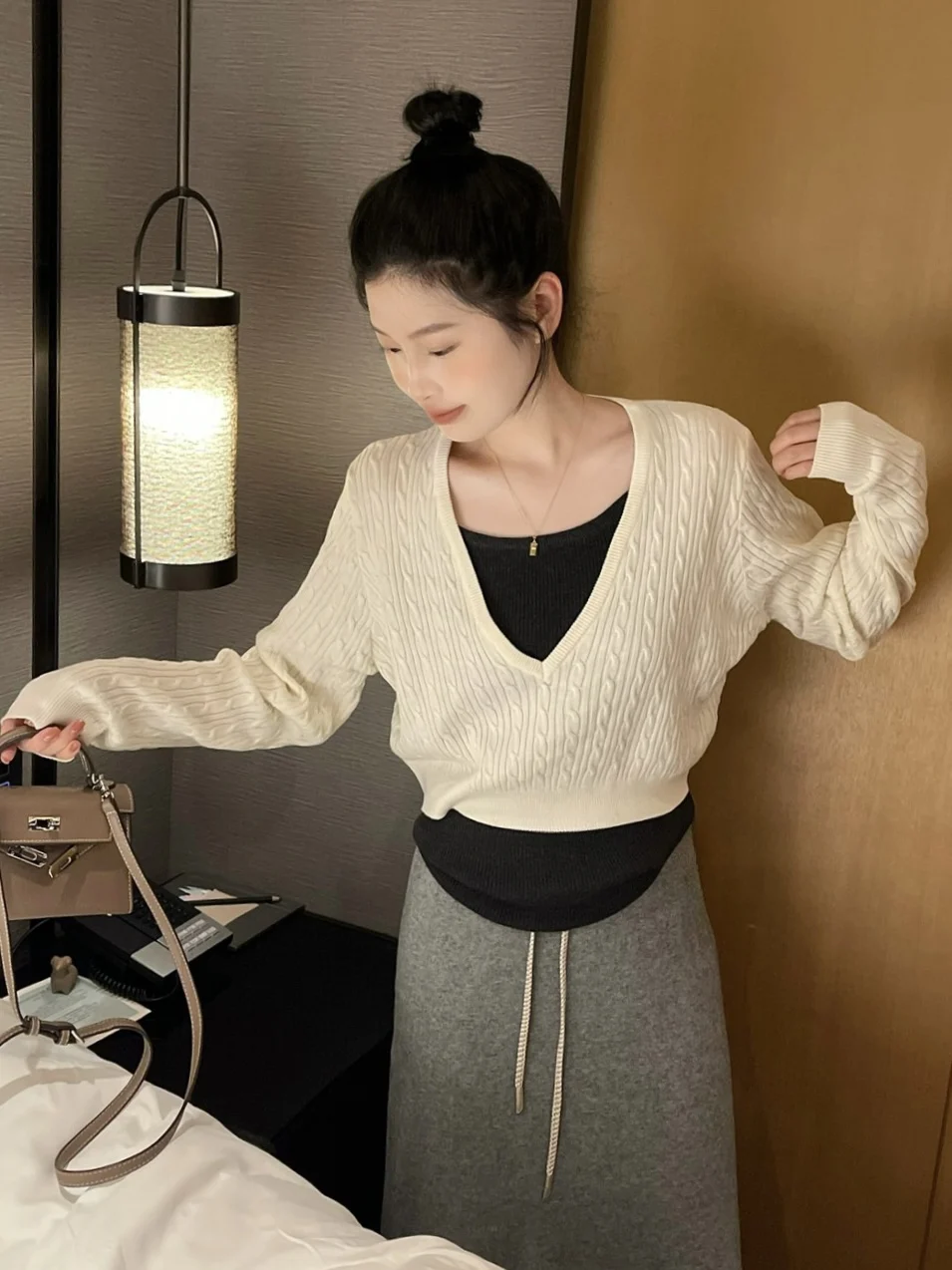 

Комплект из двух предметов: вязаный жилет и брюки в корейском стиле, однотонный, свободный крой, мягкий, из смесовой ткани (акрил, нейлон, шерсть), для повседневной носки, женский.