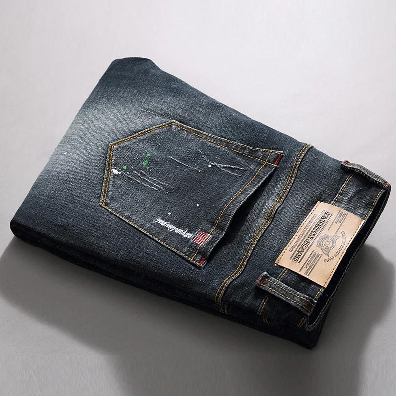 2025 Primavera Nuovi jeans elastici per pantaloni lunghi casual da uomo con toppe strappate Jeans da uomo dimagranti alla moda con gambe piccole