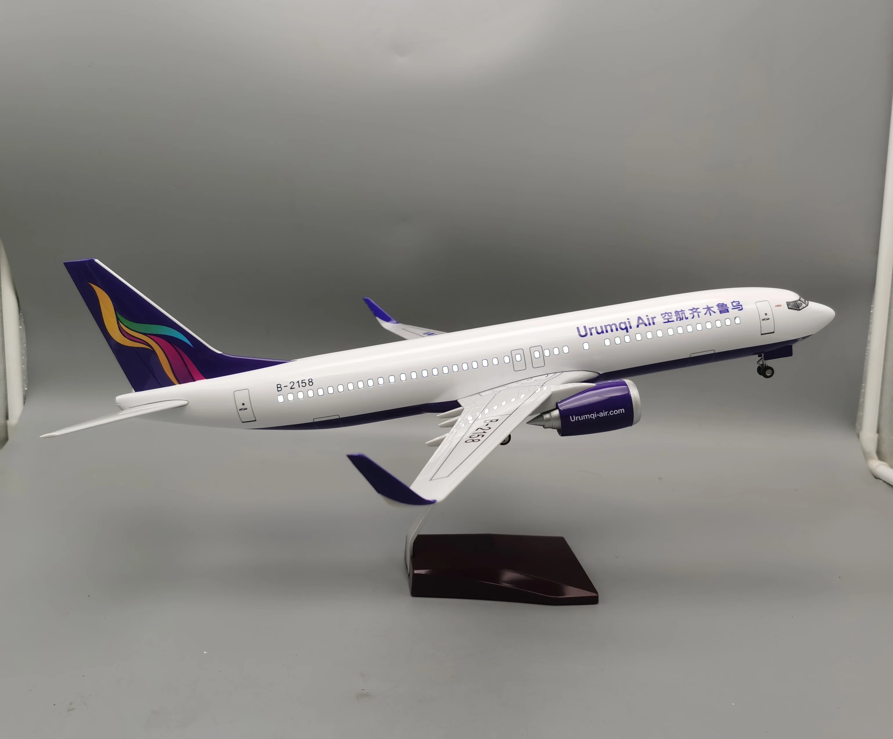 

Airplane living room decoration Scale 47CM B737-800 Urumqi Airlines Resin Plane Model W Light and Wheel Landing for Collections