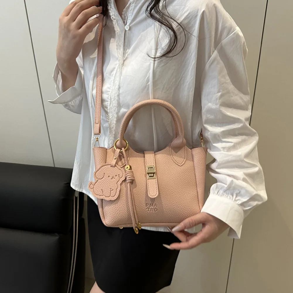 

Korean Chic Slant Cross Bucket Bag Lychee Pattern Puppy Pendant Women's Tote Bag High-End Cute Commuting Handbag Ladies