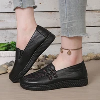 Chaussures plates en cuir pour femmes, mocassins pour femmes printemps-automne, chaussures classiques simples pour mamans, antidérapantes, confortables et livraison gratuite 3