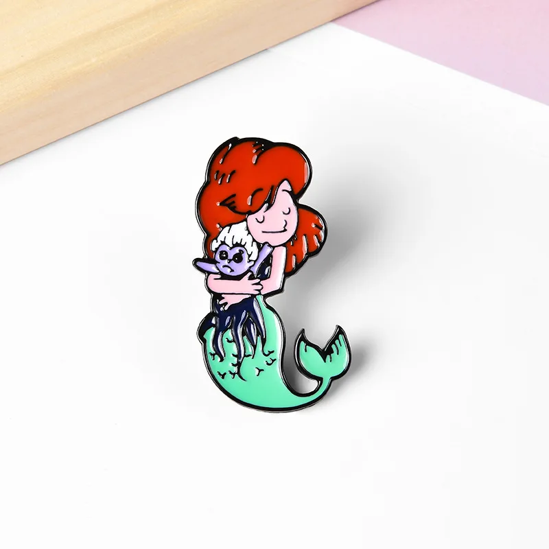 Pin de esmalte de la Princesa de dibujos animados La Sirenita abrazando a un pulpo, broche de solapa, insignia de metal, joyería, regalo de moda para mochila, sombrero, chaqueta