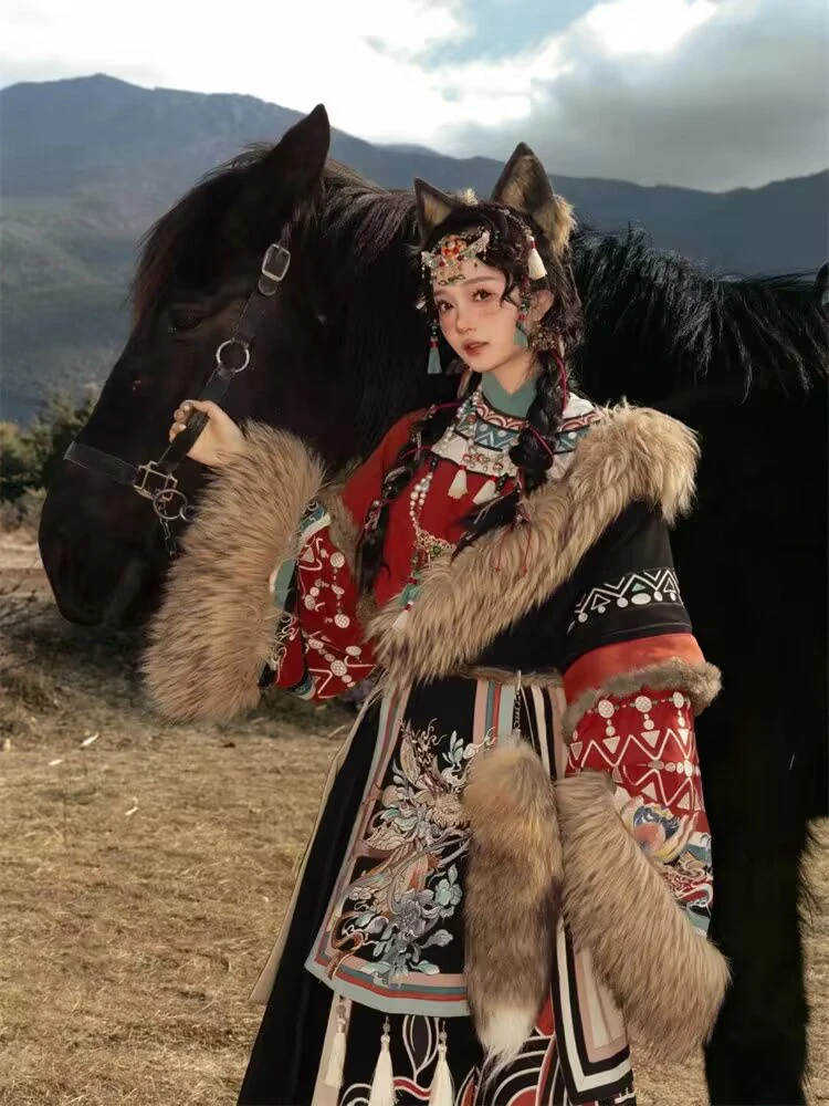 

Trendy Tibetan Clothing Large Fur Collar Autumn Winter Photography Ethnic Tibetan Ethnicity Grassland Travel Photography Outfit