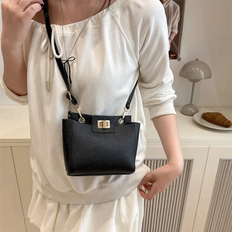 Shoulder Bag Women 2025 New European American Fashion Texture Large Capacity Simple Handbag Messenger Bag For Work Commuter view 2