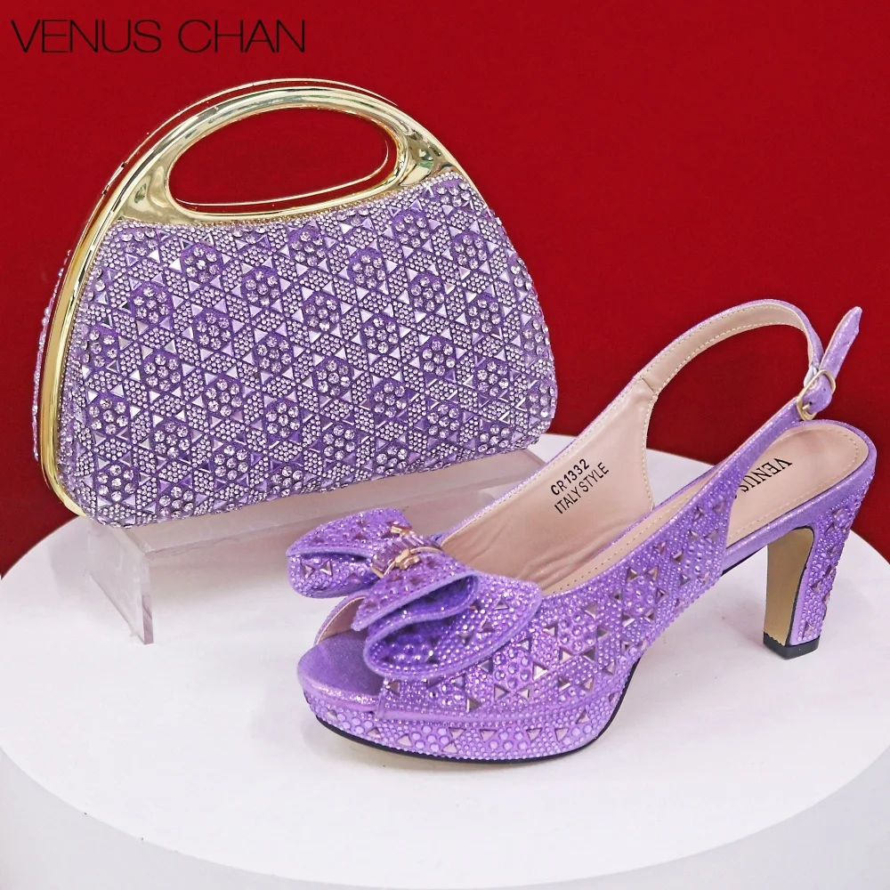 

Итальянский дизайн, женственный стиль, свадебные туфли и сумка цвета таро-пурпур, полностью украшенные стразами, сумки с металлической застежкой.