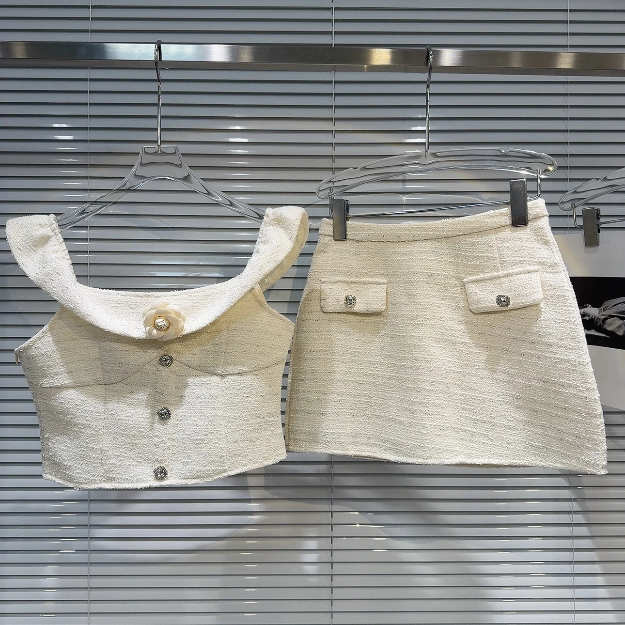 ชุดเสื้อกั๊กและกระโปรงปักลายดอ - Embroidery Vest บทวิจารณ์และราคา