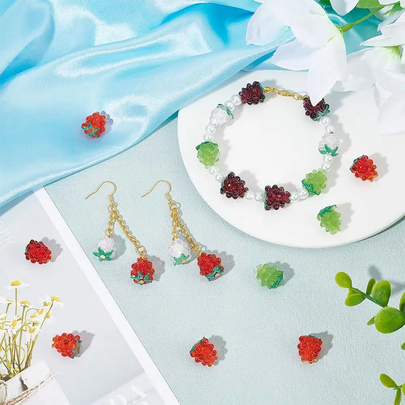 5 قطع من خرز التوت الزجاجي المصنوع يدويًا باللون الأحمر النابض بالحياة مع لهجات الورقة الخضراء لقلائد ذاتية الصنع وأساور مستلزمات صناعة المجوهرات