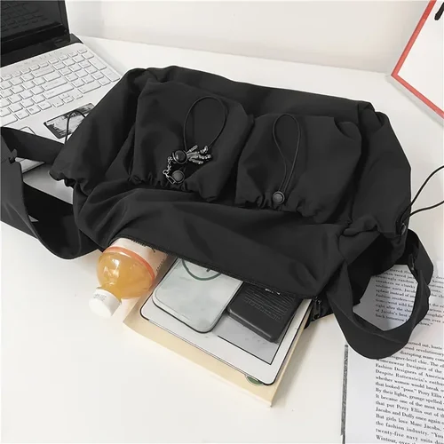 Imagen 2 del producto Bolso bandolera de moda con detalle de cordón - Cierre de cremallera espacioso y seguro - Incluye un elegante dije para bolso