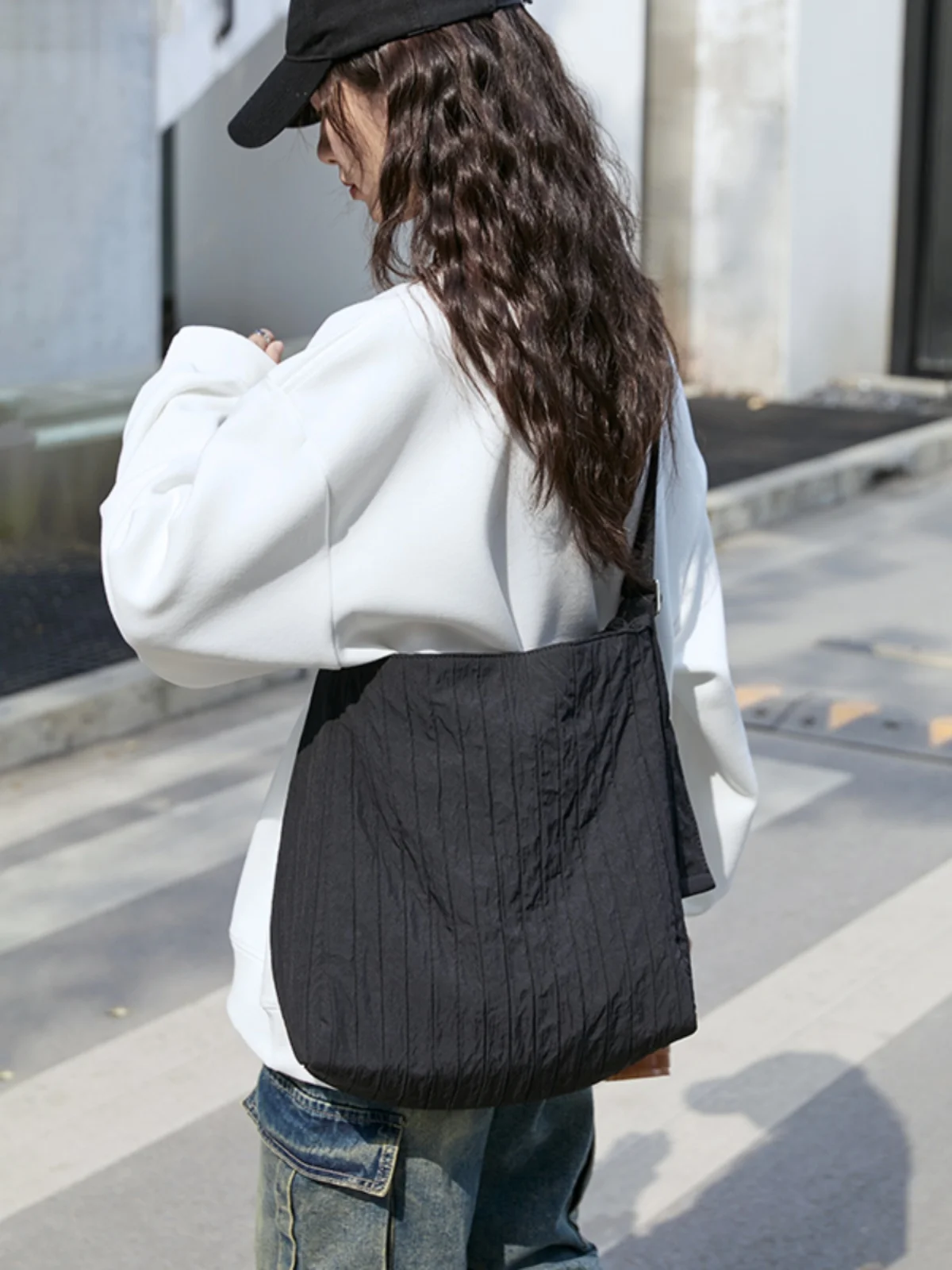 Wrinkle Simple Texture Versatile for Commuting Large Capacity Single Shoulder Underarm Tote Bucket Bag for Women