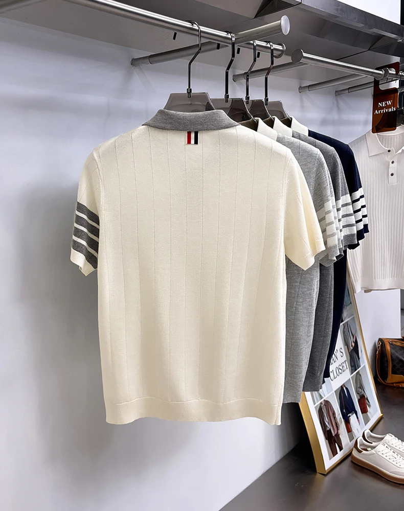 Hochwertiges gestricktes gestreiftes Kurzarm-Poloshirt für Herren, modisch, luxuriös, sommerlich, weich, bequem, lässig, farblich abgesetzt, mit Reverskragen. – Detail 6