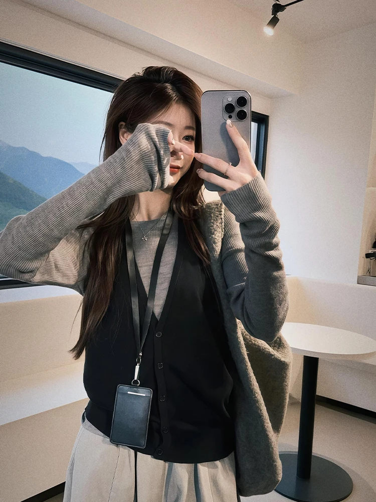 

Повседневный вязаный жилет с V-образным вырезом для женщин, модный многослойный дизайн, простой и элегантный топ для осени, из полиэфирного волокна, длинный...