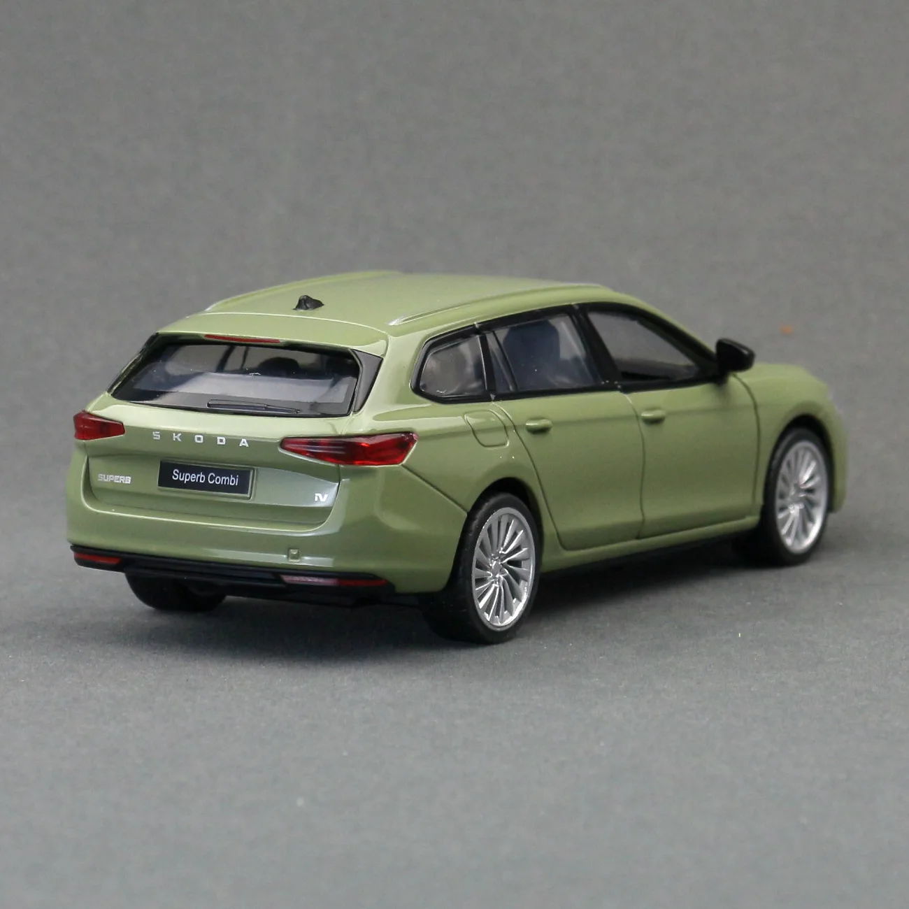 

1:35 SKODA SUPERB Combi IV Alloy Station Wagon Car Model Diecasts Metal Toy Vehicles Car Model Sound Light Simulation Kids Gifts