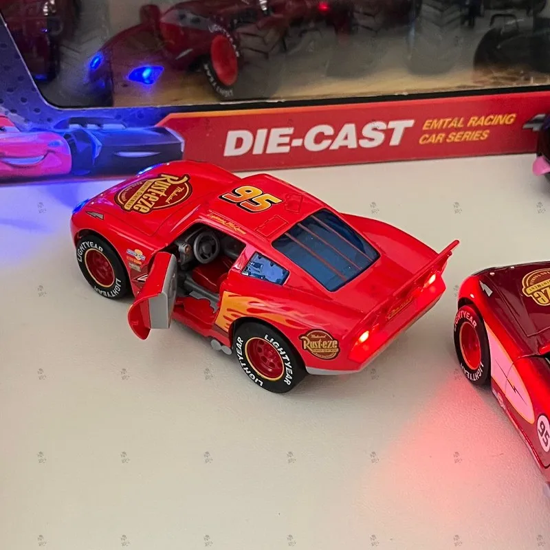 Disney Toy Story 3-Modellauto Lightning Mcqueen Metalldruckguss mit Lichtern, Trägheits-Rückziehrad, Spucken Sie Ihre Zunge aus, Autospielzeug