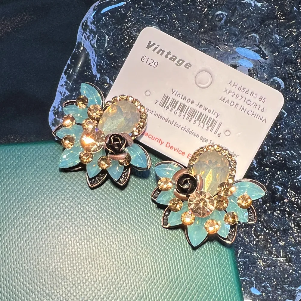 Original haute couture catwalk French vintage antique marking earrings Bronze rose light luxury medieval earrings
