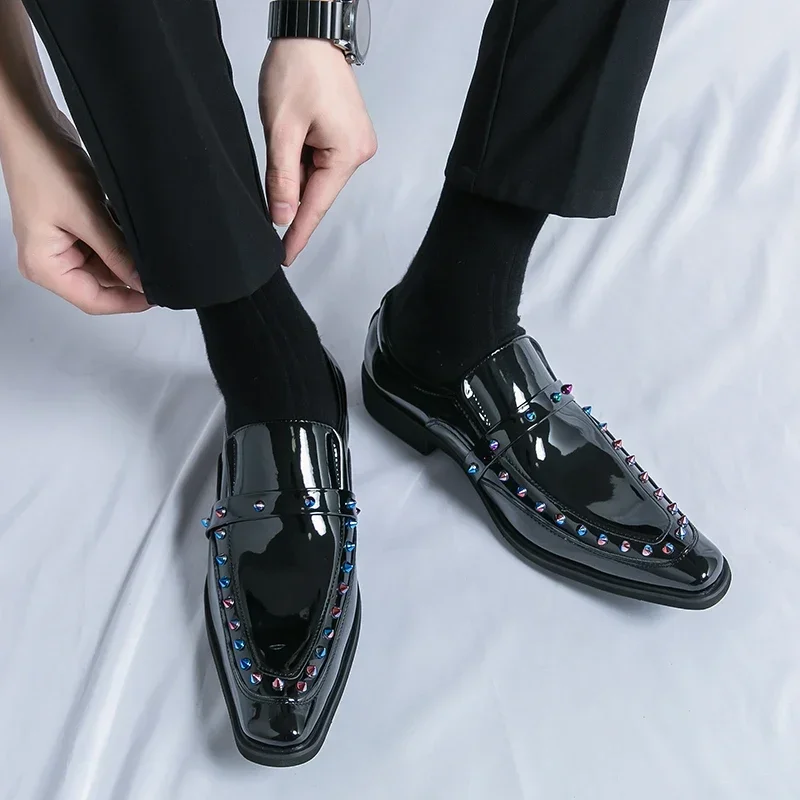 Loafers Heren PU Veelkleurige Klinknagel Decoratieve Puntige Banketschoenen Lage Hak Business Casual Schoenen Klassieke Haarstylist Schoenen