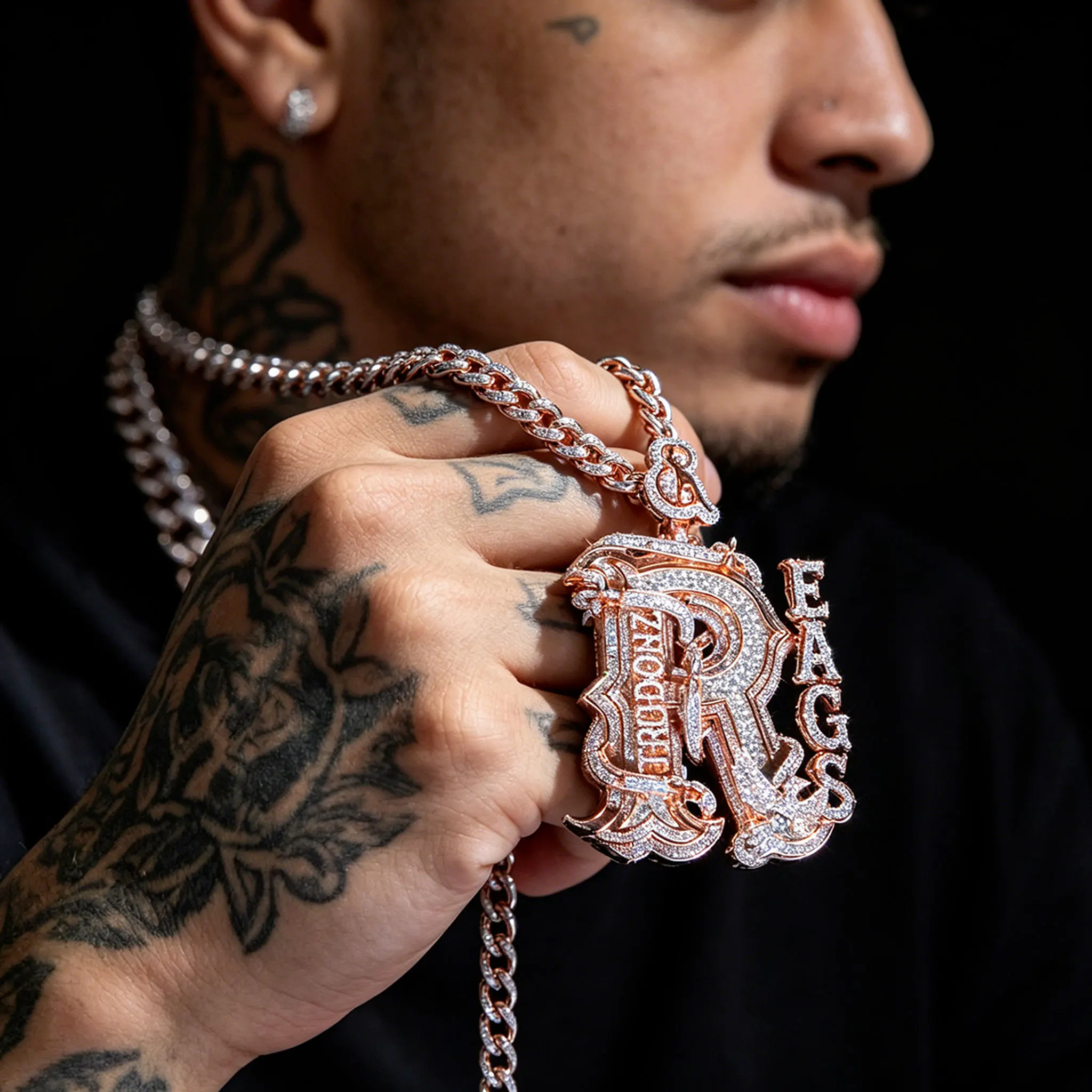 Luxurious sparkling hip-hop rose gold full diamond letter R hip-hop pendant can be paired with exquisite jewelry decoration by Cuban chain rap singers for both male and female holiday gifts, anniversary gifts, and birthday gifts. Unique jewelry