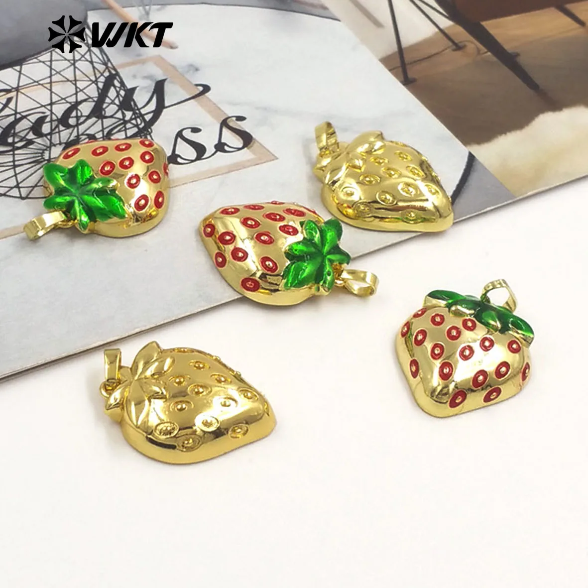 WT-JFE154 قلادة كلاسيكية كلاسيكية من النحاس الأصفر مع قطرة الزيت مطلية بالذهب الحقيقي على شكل فراولة للأصدقاء للركاب اليومي #5